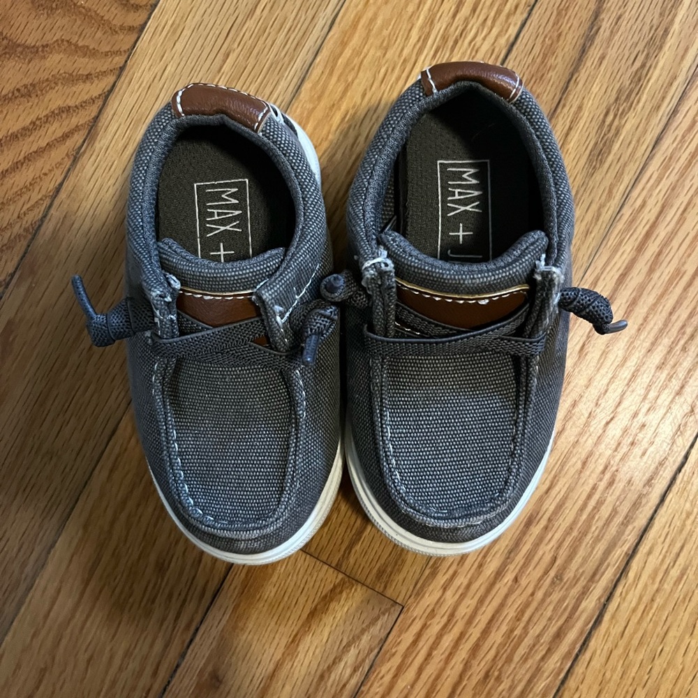 Size 5 max and jake shoes